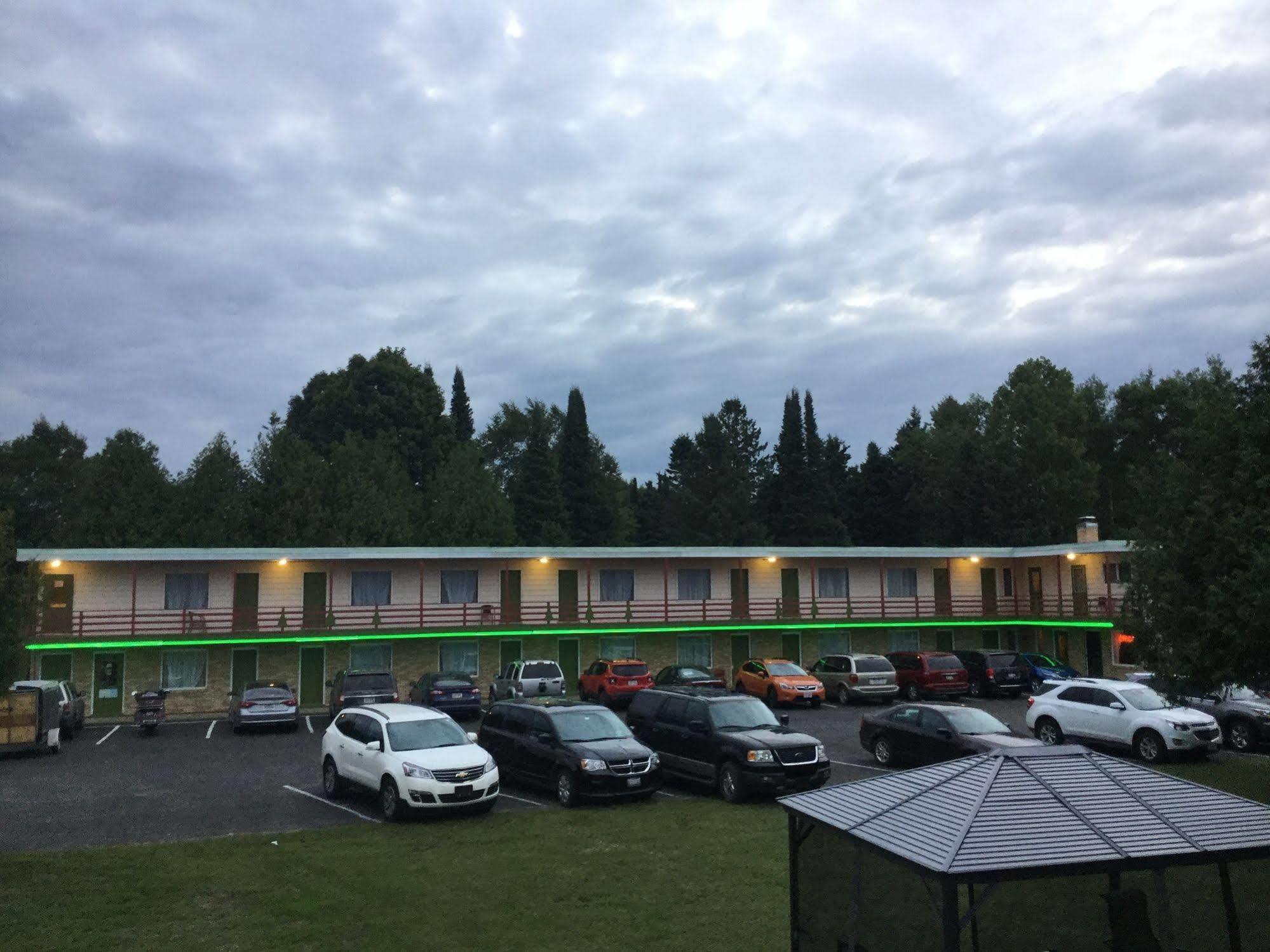 Cedars Motel Айронвуд Экстерьер фото